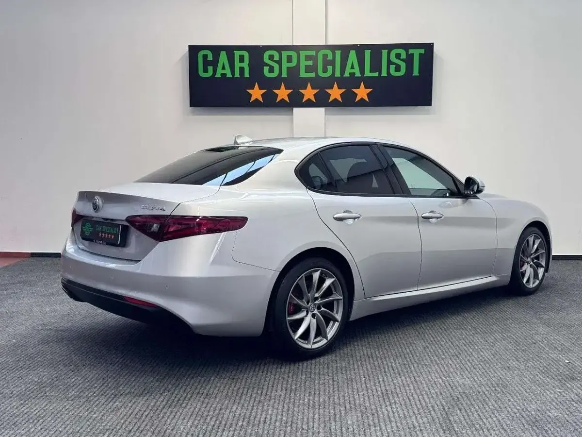 Usata Alfa Romeo Giulia 160 CV (117 kW) 2021 Argento Berlina
