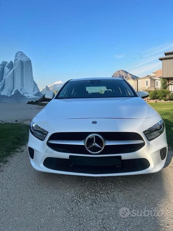 Bianco Usata 2019 Mercedes A160 Business Tre volumi | 18.500 € (Buon prezzo) - Immagine 1/4