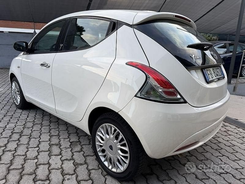 Usata Lancia Ypsilon Gold 69 CV (50 kW) 2015 Bianco Utilitaria