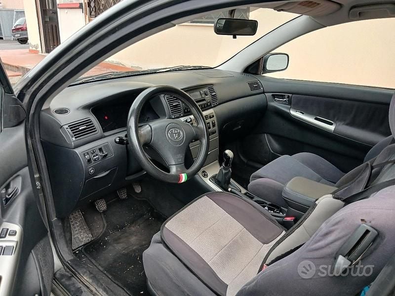 Usata Toyota Corolla 97 CV (71 kW) 2002 Grigio Berlina