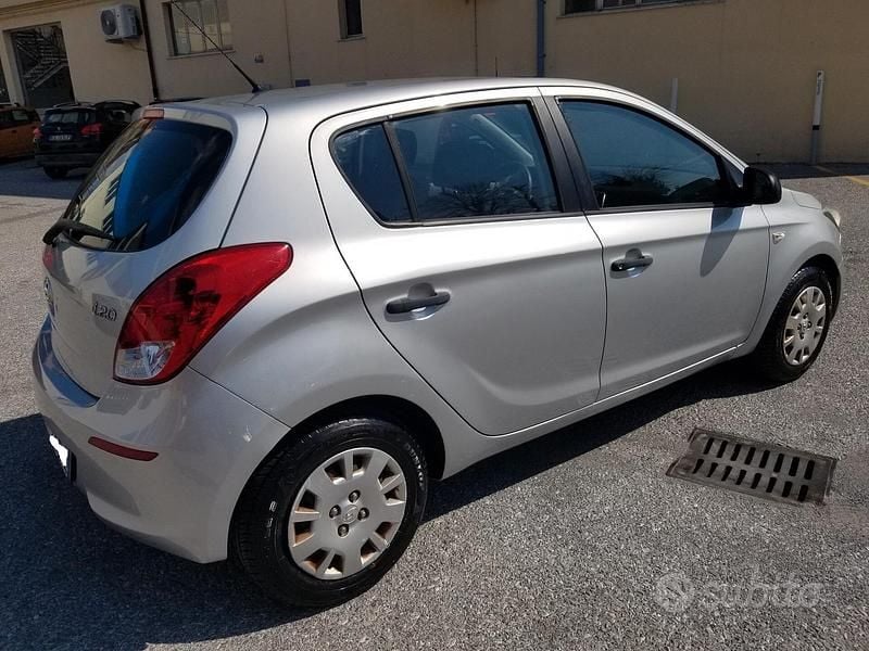 Usata Hyundai i20 Classic 86 CV (63 kW) 2013 Grigio Utilitaria