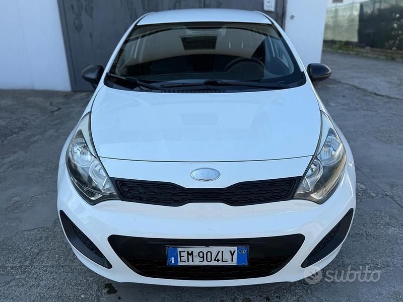 Usata Kia Rio 75 CV (55 kW) 2012 Grigio Berlina