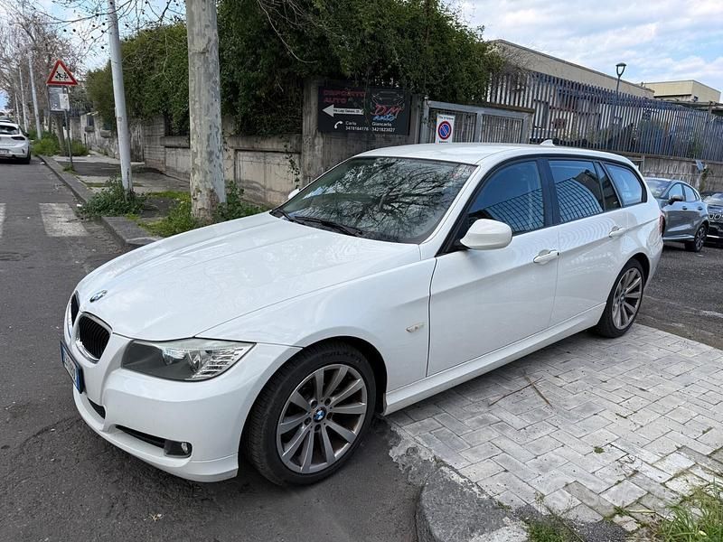 Begagnad BMW 318 143 HK (105 kW) 2010 Vit Kombi