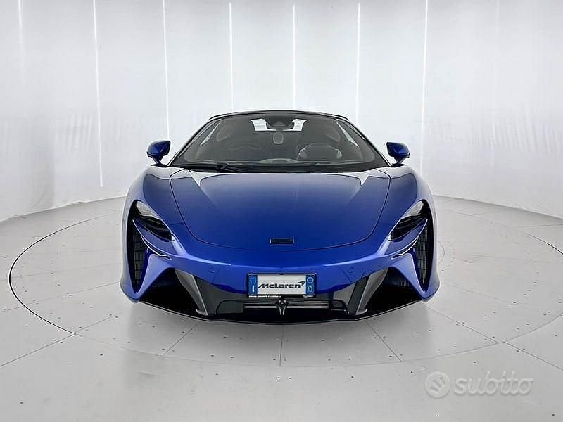 Nuova McLaren Artura 700 CV (514 kW) 2025 Blu Cabrio