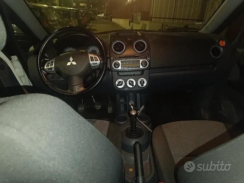 Usata Mitsubishi Colt 90 CV (66 kW) 2010 Bianco Utilitaria