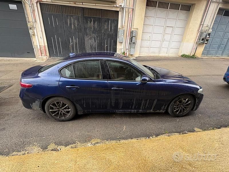 Usata Alfa Romeo Giulia 180 CV (132 kW) 2018 Blu Berlina