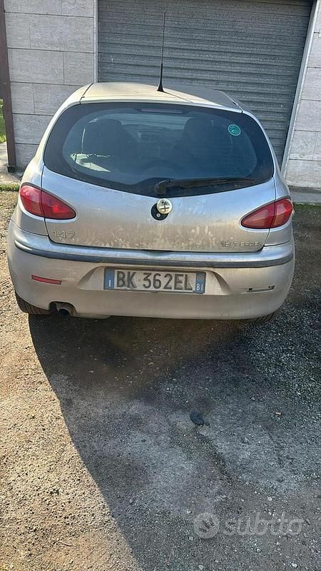 Usata Alfa Romeo 147 105 CV (77 kW) 2000 Grigio Utilitaria
