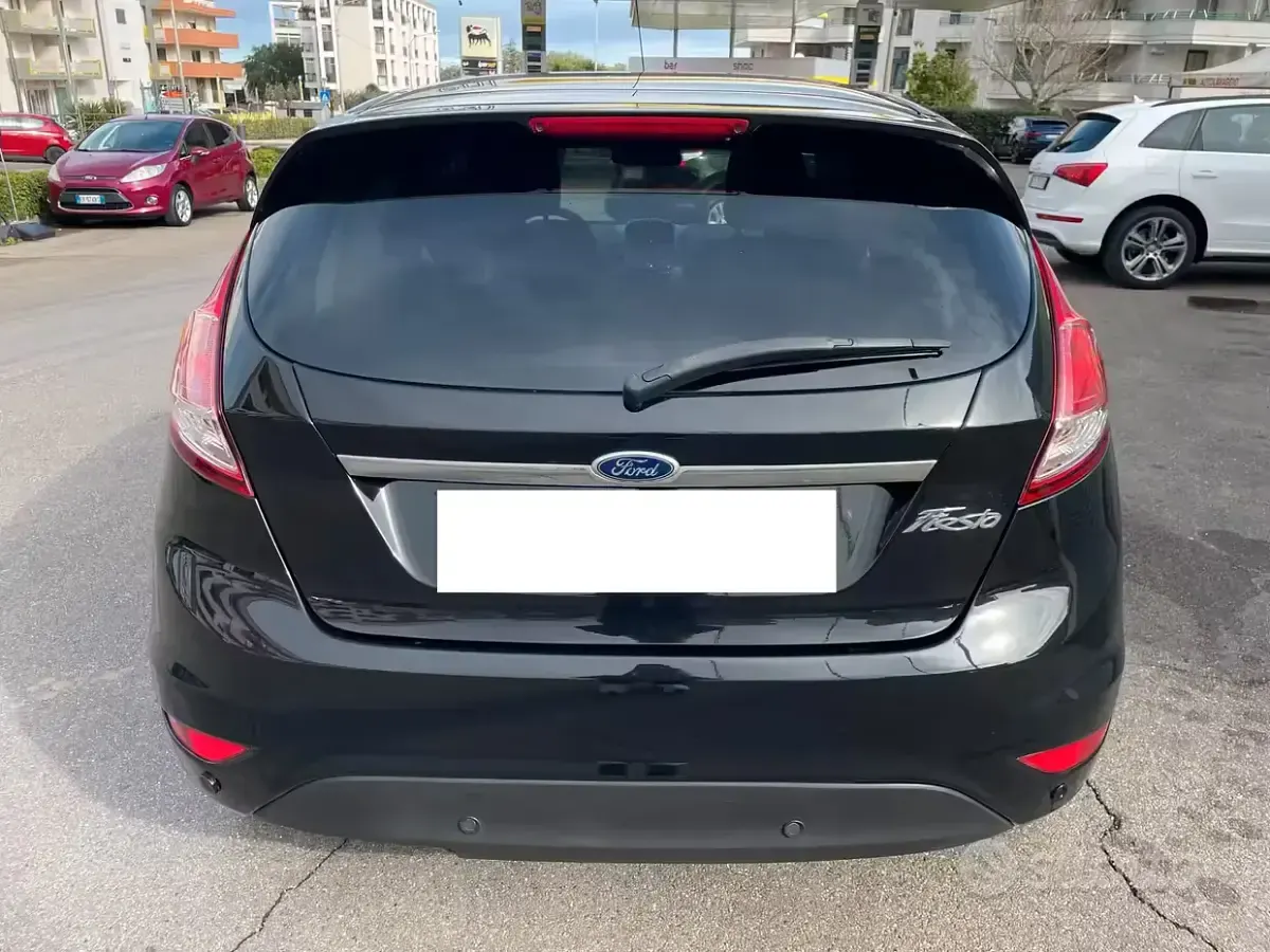 Usata Ford Fiesta Titanium 75 CV (55 kW) 2014 Nero Utilitaria