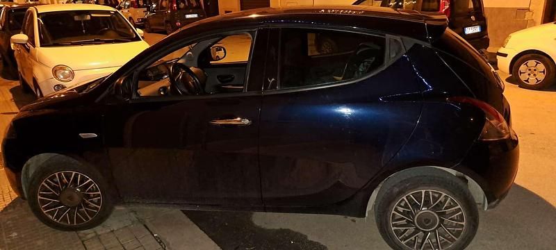 Usata Lancia Ypsilon 95 CV (69 kW) 2017 Blu/azzurro Utilitaria