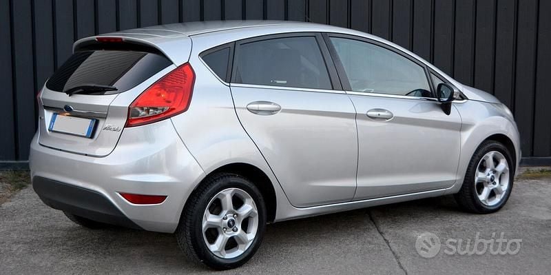 Usata Ford Fiesta Titanium 70 CV (51 kW) 2010 Grigio Berlina
