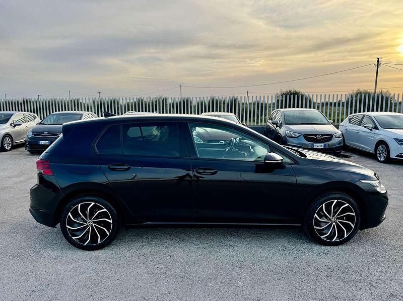 Usata VW Golf VIII Life 116 CV (85 kW) 2022 Perlato Berlina