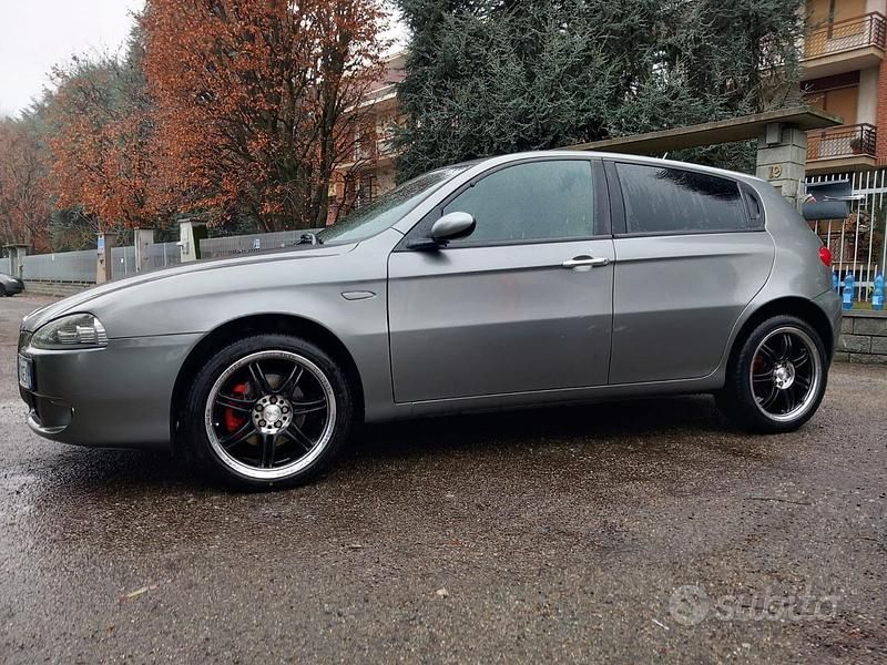 Usata Alfa Romeo 147 Exclusive 116 CV (85 kW) 2005 Grigio Utilitaria