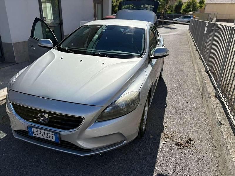 Usata Volvo V40 150 CV (110 kW) 2015 Argento Berlina