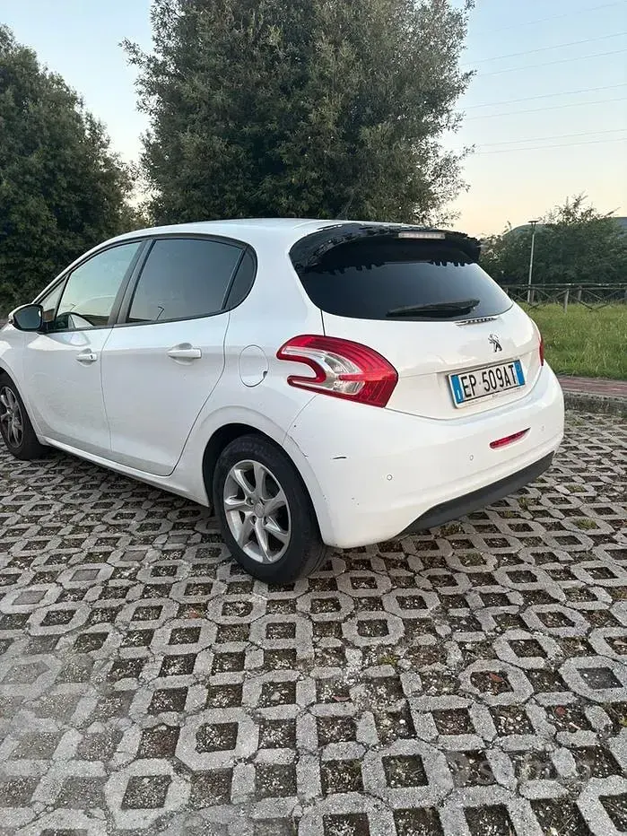 Usata Peugeot 208 68 CV (50 kW) 2013 Bianco Utilitaria