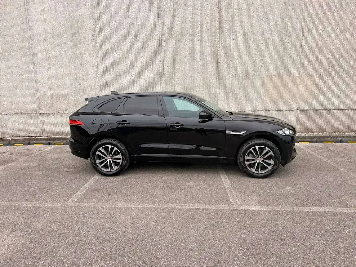 Usata Jaguar F-Pace R-Sport 179 CV (131 kW) 2019 Santorini black SUV