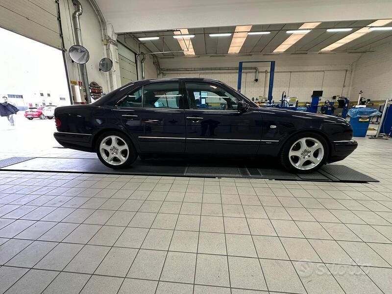 Usata Mercedes E300 Avantgarde 177 CV (130 kW) 1998 Blu Berlina