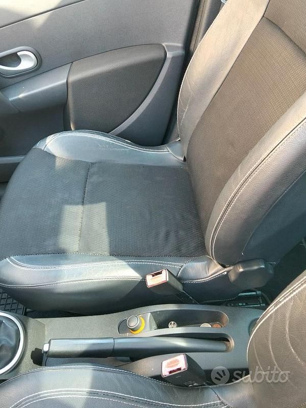 Usado Renault Clio II LE 75 CV (55 kW) 2008 Gris Utilitario