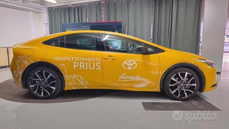 Usata Toyota Prius Lounge 151 CV (111 kW) 2023 Giallo Utilitaria
