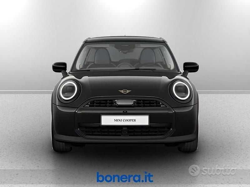 Usata Mini Cooper Classic 156 CV (114 kW) 2024 Midnight black ii Utilitaria