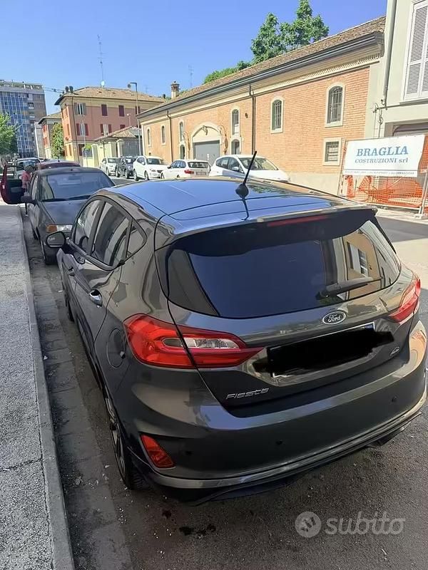 Usata Ford Fiesta ST-Line 120 CV (88 kW) 2017 Grigio Utilitaria