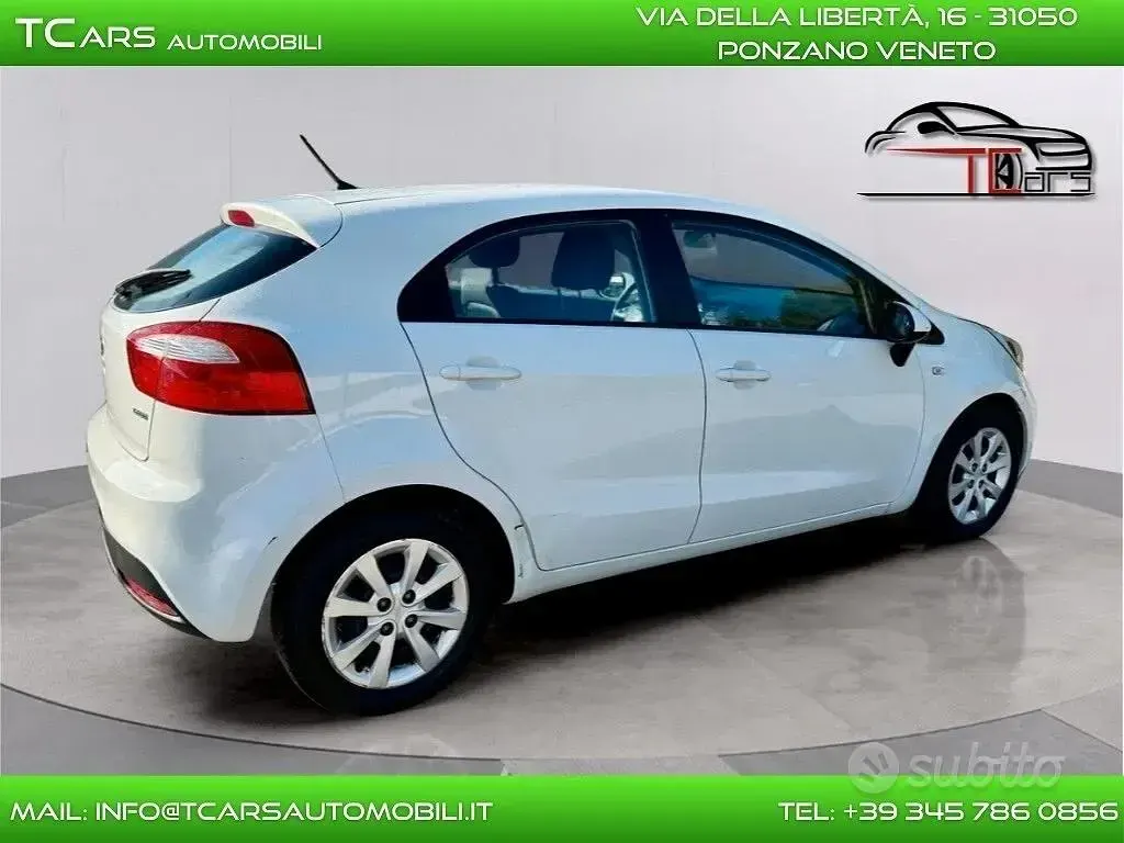 Usado Kia Rio 75 HP (55 kW) 2014 Branco Sedan