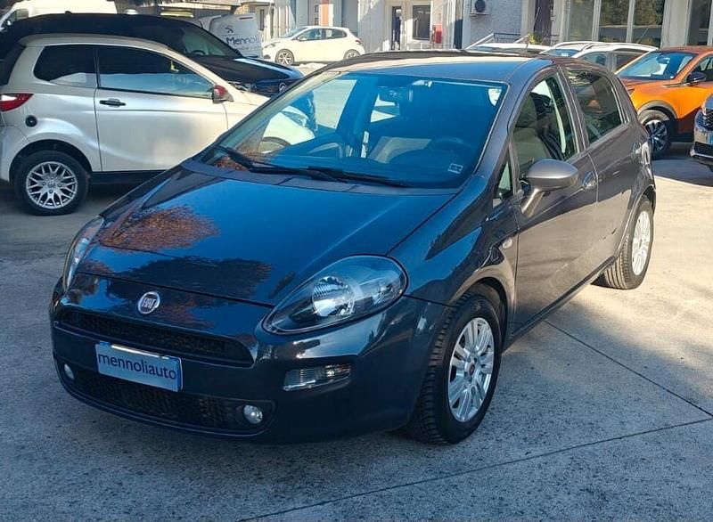 Grigio Usata 2015 Fiat Punto Lounge Tre volumi | 6300 € (Buon prezzo) - Immagine 1/4