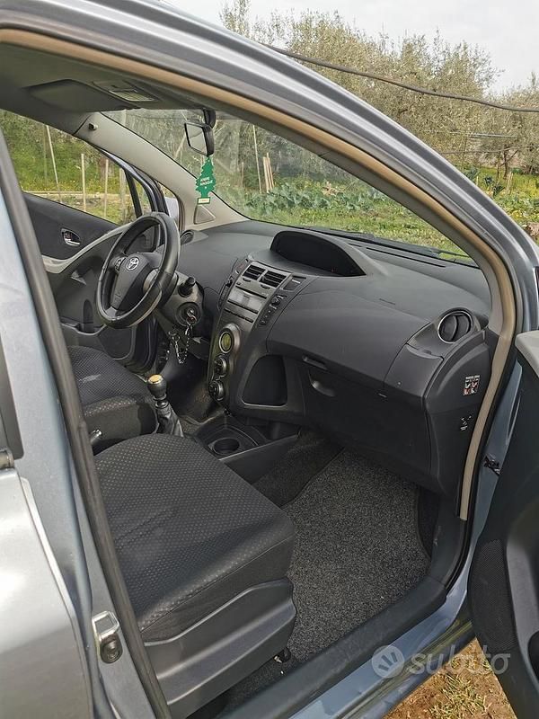 Usata Toyota Yaris 2011 Grigio Berlina