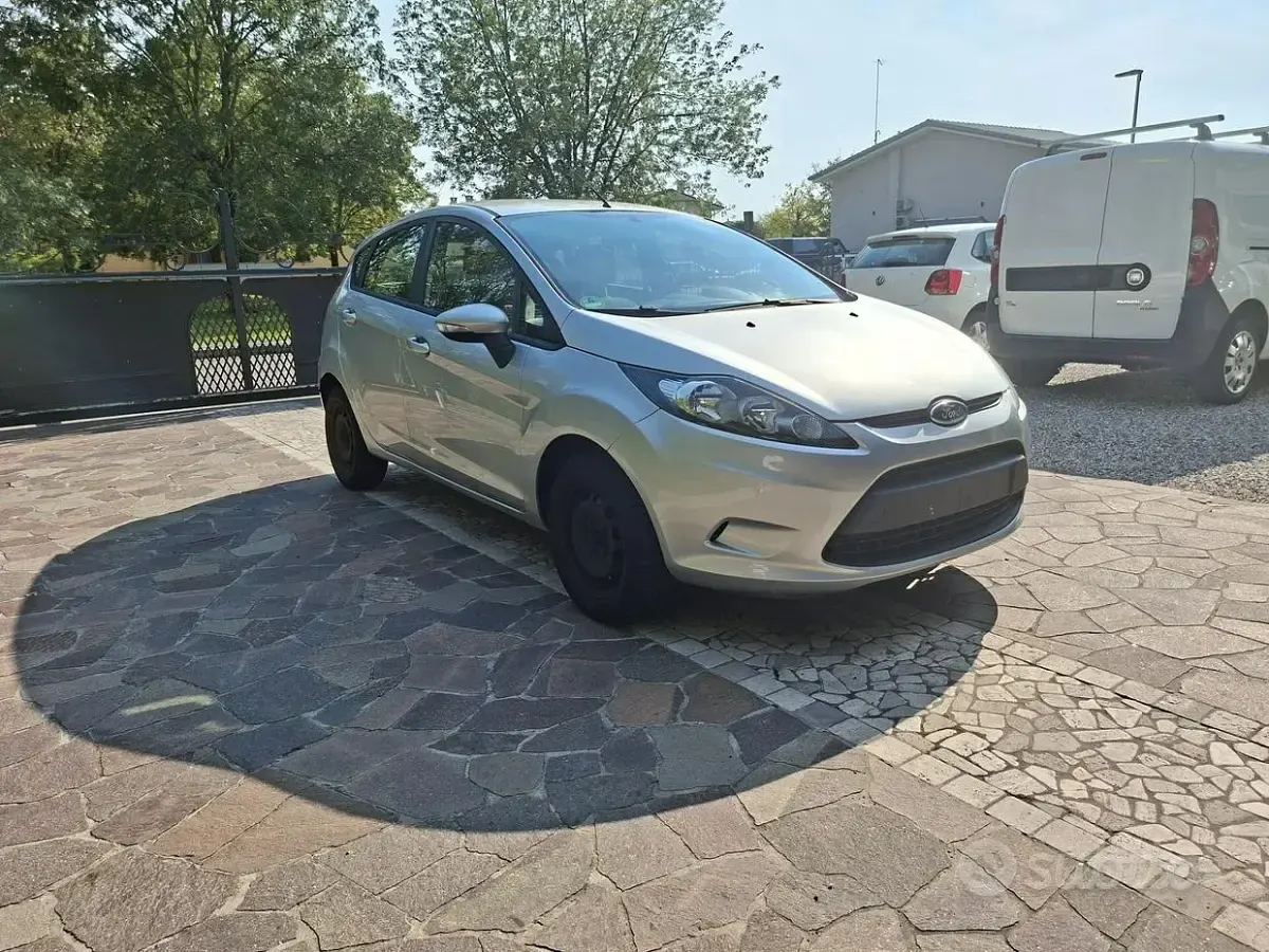 Usata Ford Fiesta 60 CV (44 kW) 2010 Grigio Utilitaria