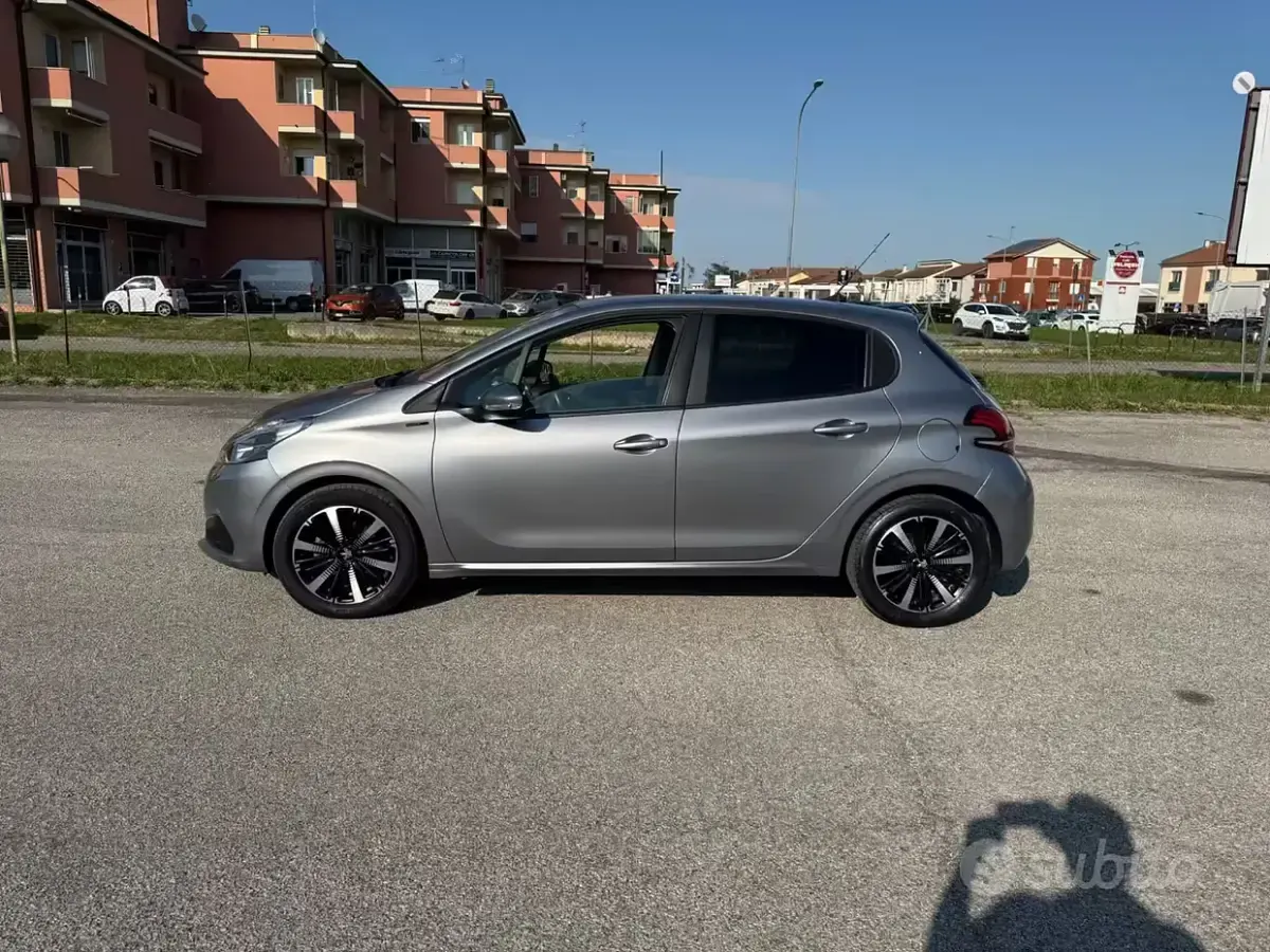 Usata Peugeot 208 Allure 82 CV (60 kW) 2019 Grigio Utilitaria