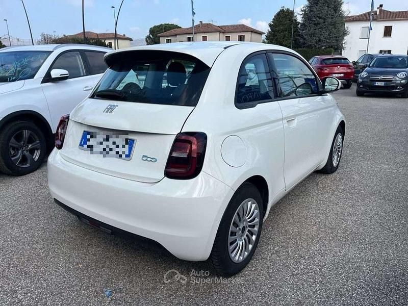 Usata Fiat 500e Action 42 kW (58 CV) 2021 Bianco pastello Berlina