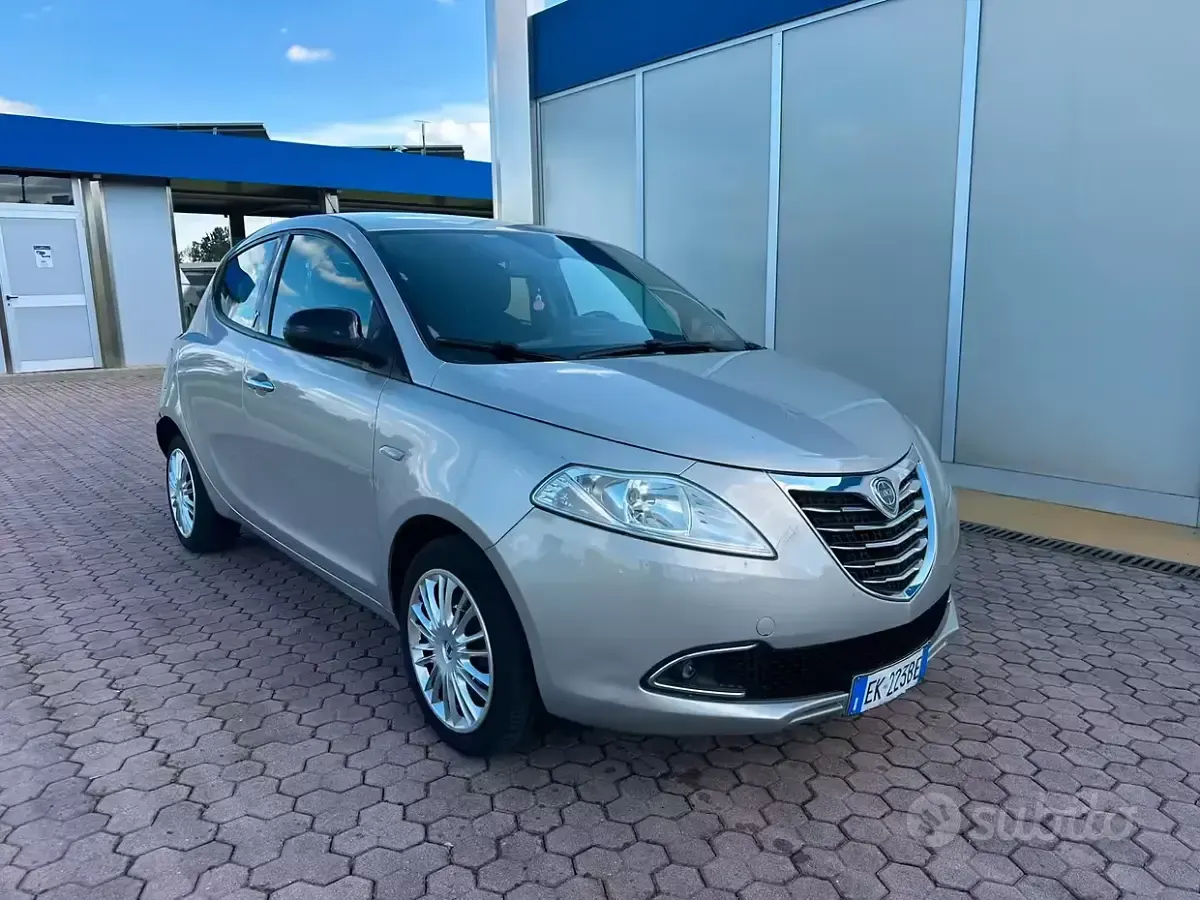 Usata Lancia Ypsilon 95 CV (69 kW) 2011 Grigio Utilitaria