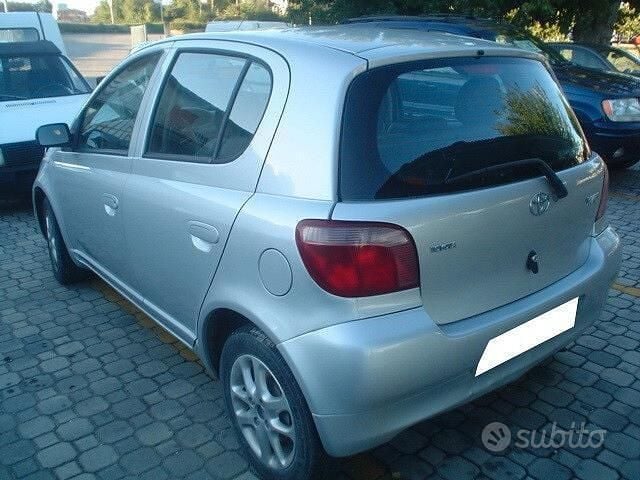 Begagnad Toyota Yaris Sol 68 HK (50 kW) 2000 Grå Sedan
