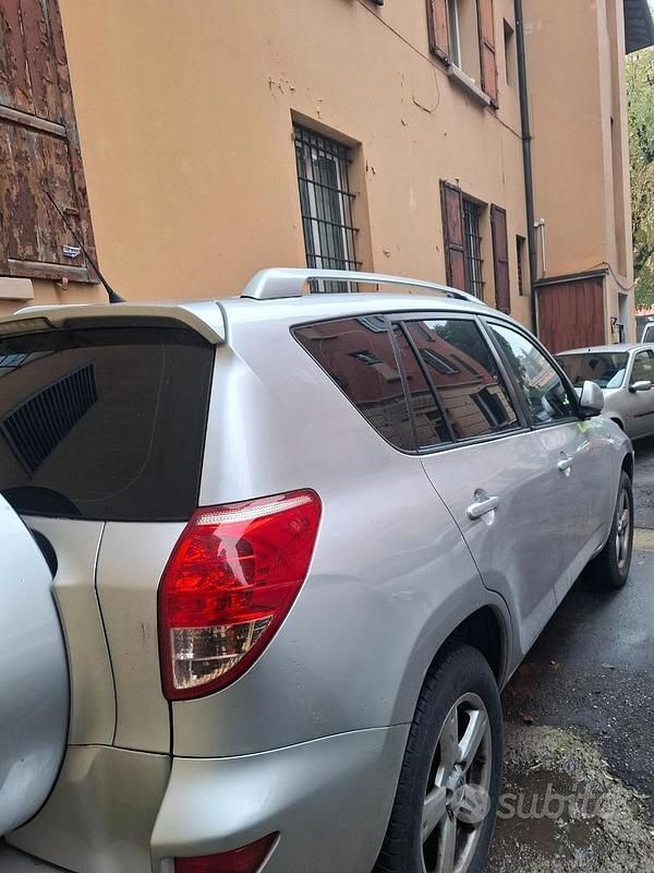 Usata Toyota RAV4 136 CV (100 kW) 2008 Grigio Berlina