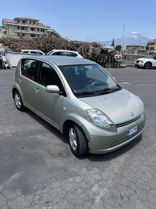 Usata Daihatsu Sirion 91 CV (66 kW) 2009 Grigio Utilitaria