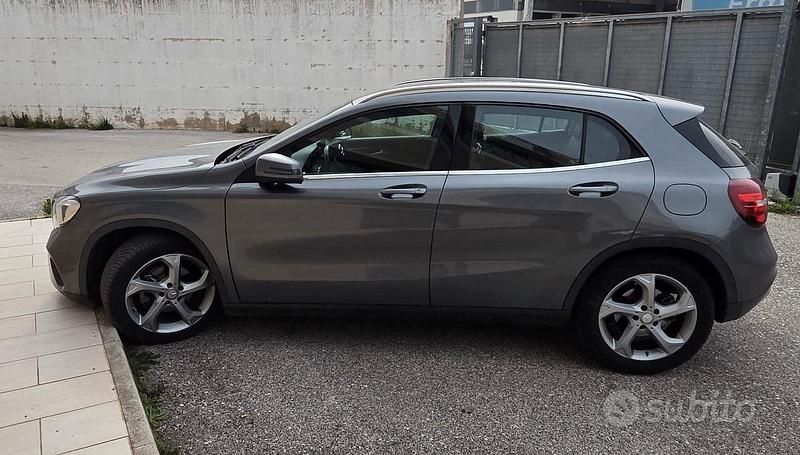 Usata Mercedes GLA220 130 CV (95 kW) 2017 Grigio SUV