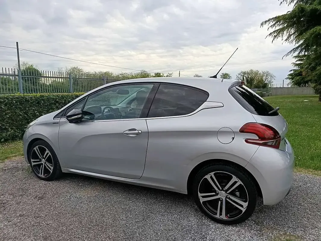 Usata Peugeot 208 GT-line 99 CV (72 kW) 2015 Argento Utilitaria