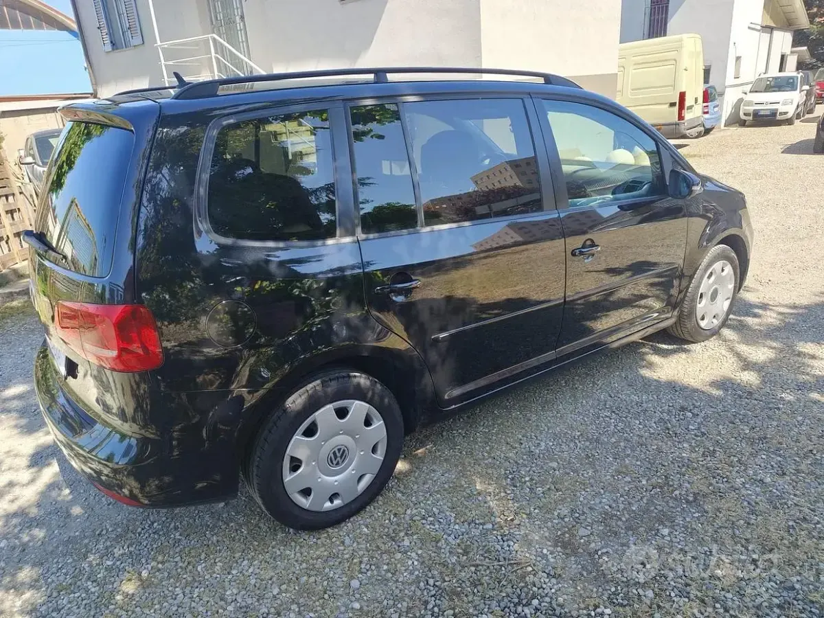 Käytetty VW Touran Comfortline 105 HP (77 kW) 2012 Musta Tila-auto