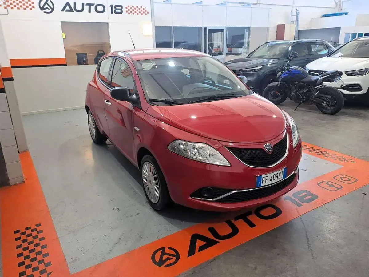 Usata Lancia Ypsilon 69 CV (50 kW) 2016 Rosso Utilitaria