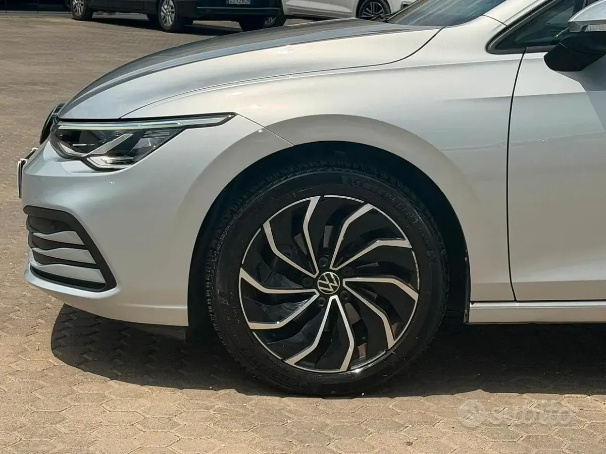Usata VW Golf VIII Style 116 CV (85 kW) 2021 Grigio Utilitaria