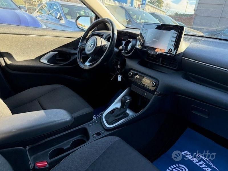 Usata Toyota Yaris Hybrid Trend 92 CV (67 kW) 2021 Grigio Berlina