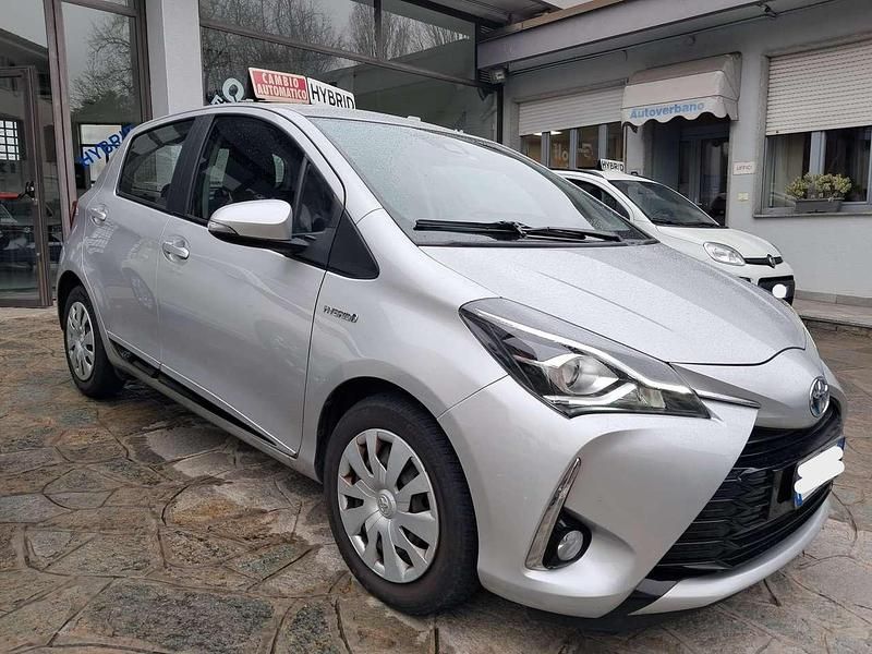 Usata Toyota Yaris Hybrid Active 73 CV (53 kW) 2018 Argento Utilitaria