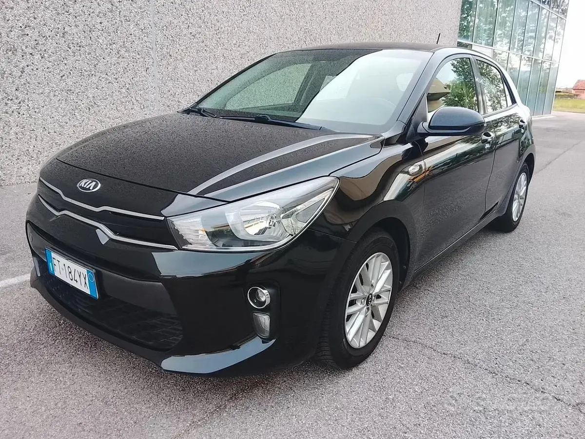 Usado Kia Rio 84 HP (61 kW) 2019 Preto Sedan