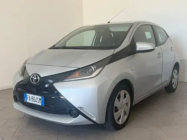 Usata Toyota Aygo X-wave 69 CV (50 kW) 2015 Argento Utilitaria