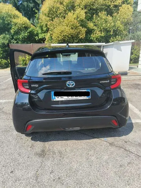 Usata Toyota Yaris Hybrid Trend 92 CV (67 kW) 2022 Nero Berlina