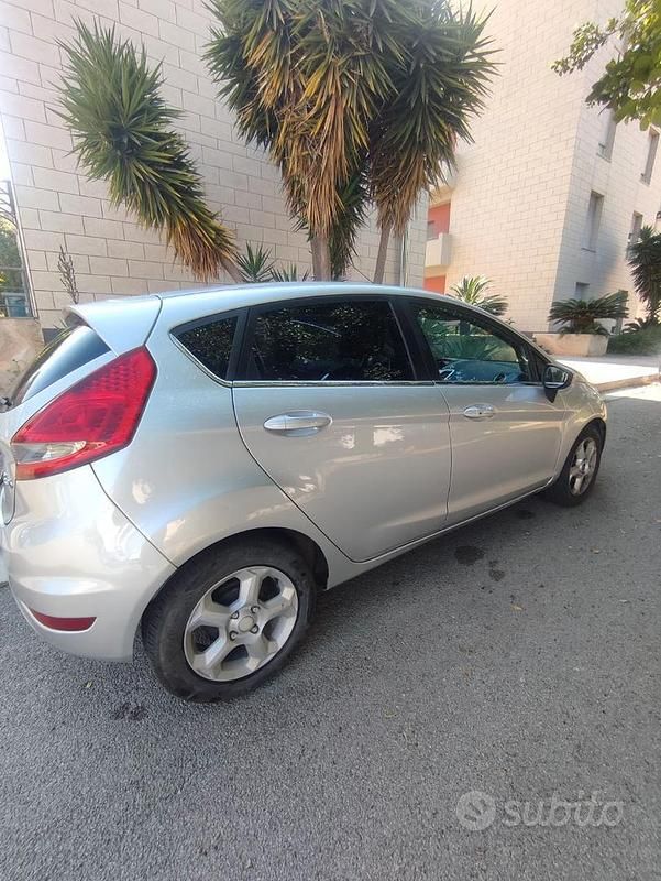 Usata Ford Fiesta Titanium 70 CV (51 kW) 2010 Grigio Utilitaria