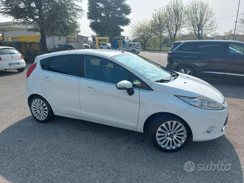 Usado Ford Fiesta 82 HP (60 kW) 2009 Branco Citadino