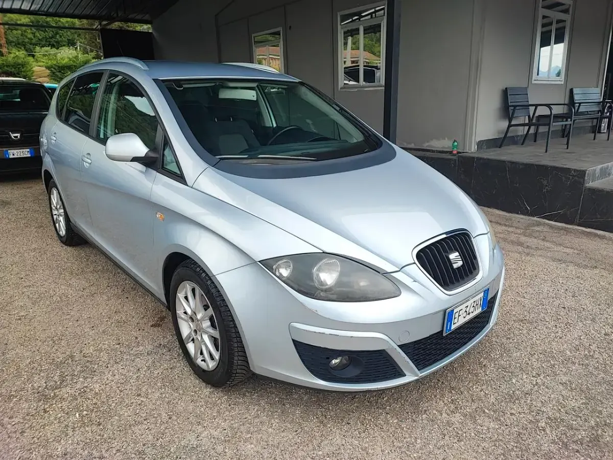Begagnad Seat Altea XL Style 104 HK (76 kW) 2010 Silver Minibuss
