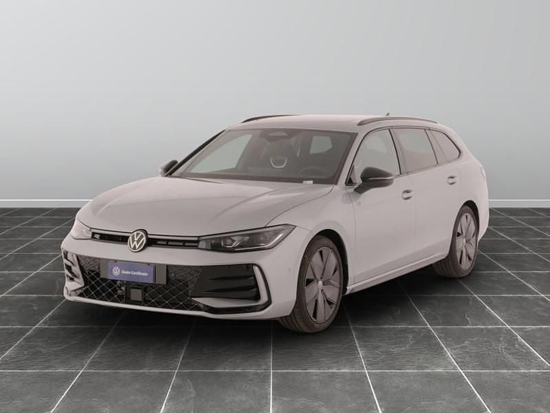 Usata VW Passat R-line 150 CV (110 kW) 2023 Grigio Station wagon