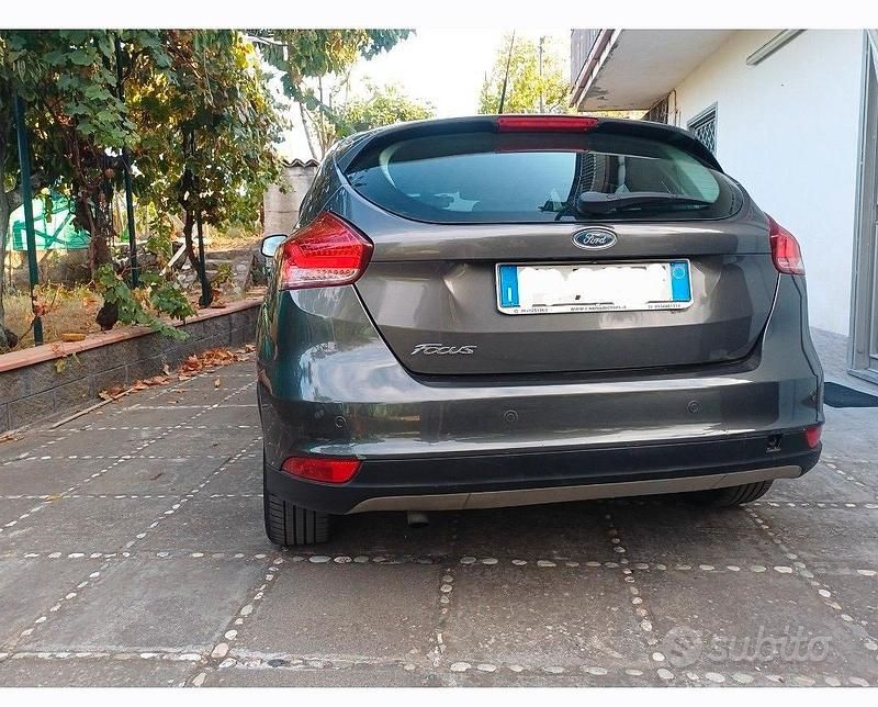 Begagnad Ford Focus 120 HK (88 kW) 2015 Grå Sedan