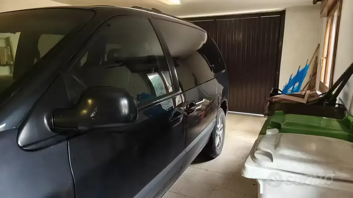Usata Chrysler Voyager 116 CV (85 kW) 2000 Nero Monovolume